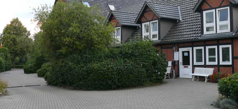 AuÃŸenansicht der Praxis mit Hofeinfahrt und Eingang