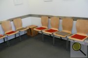 Stuhlreihe in leerem Wartezimmer | Vergrößerung in neuem Fenster