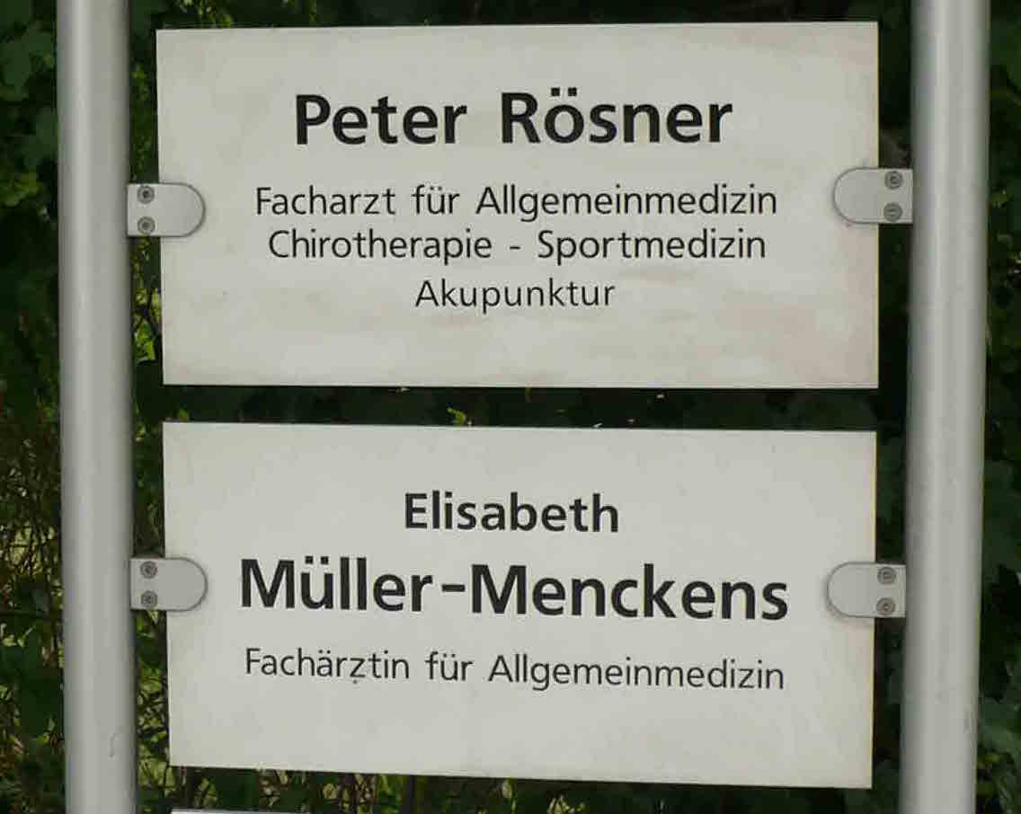 Praxisschild an der StraÃŸe